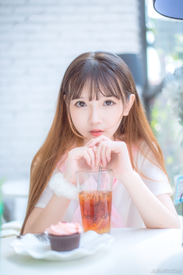 庞统和法正相视一眼，这位少主或许没有主公那样威风霸气，但小小年纪，却已经展现出一些明君风范，看来，吕布打下来的这份基业，算是后继有人了。